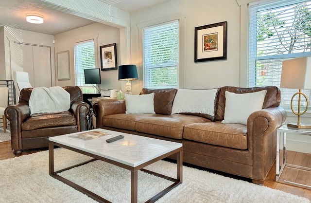 COMFY URBAN RETREAT, PET FRIENDLY, PRIVATE DRIVEWAY PARKING
