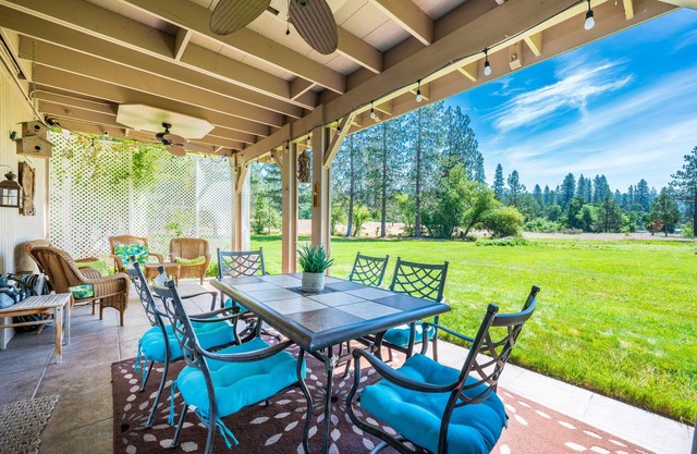 Community pool/hot tub, lake views, gas grill, fully equipped kitchen, streaming