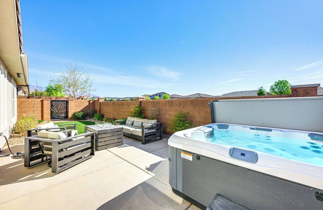 Community Pool & Private Hot Tub: Washington Home!