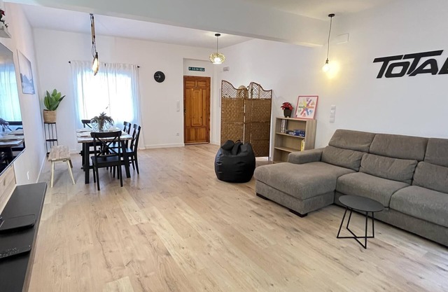 Complete rural house for 6 people in Pedralba (Valencia).