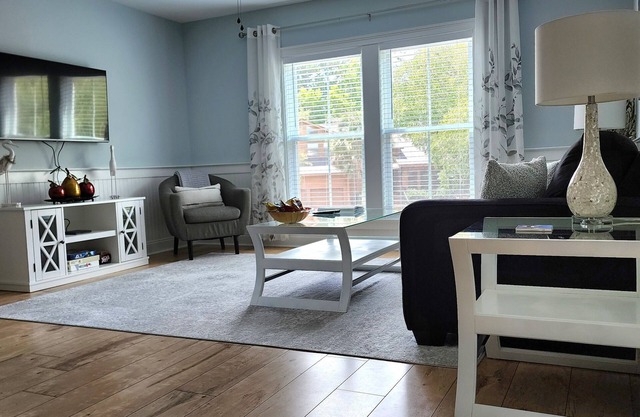 Completely furnished/private 1-bedroom guest house near beaches and downtown!
