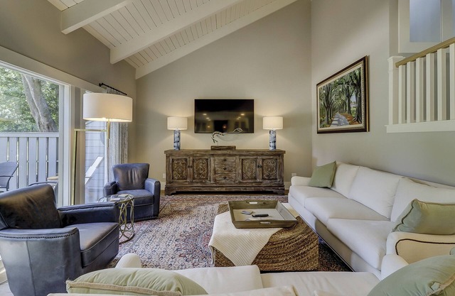 Completely renovated Harbour Town villa, located right on the golf course