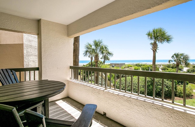 Completely renovated oceanfront condo w/washer/dryer & shared pool/tennis