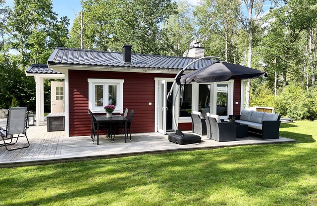 Completely renovated and nice red cottage located next to Lake Flaten outside Virserum I SE05044