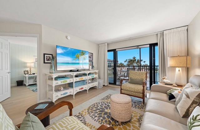 Completely renovated one bedroom on the beach, 65' Samsung TV tennis, pool.