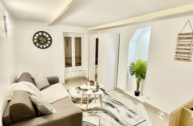 Completely renovated studio very close to Paris, Versailles and La Défense.