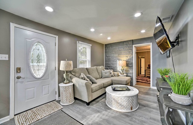 Completely Renovated Escape ~ 1 Mile to Downtown!
