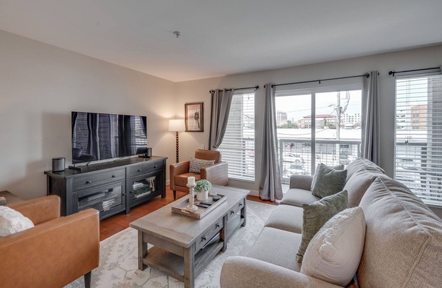 Completely Renovated Luxe 1 bedroom condo, walking distance to downtown!