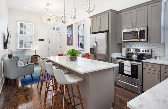 Concierge Serviced Street Car House!