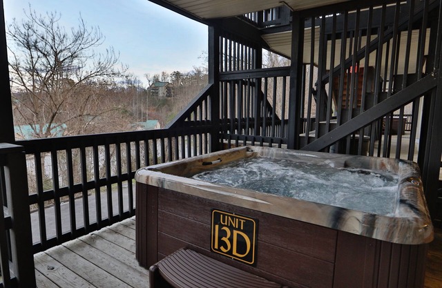 Condo 13D a 2BR condo located nearly across the street from Dollywood.