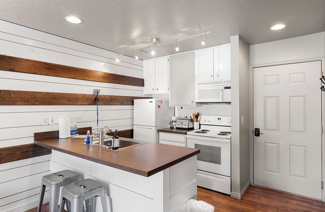Condo - #202 Mountain View | 1 Bed, 1 Bath