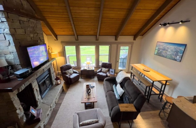 Condo adjacent Nordic Ski w/Scenic Balcony, Sauna.