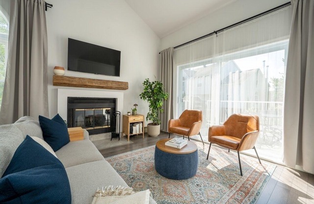 Condo between lake and mountain, Condo de la plage des Cantons