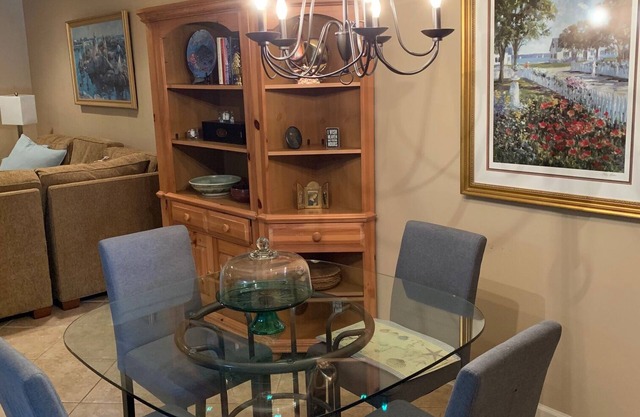 Condo-Clean, Cozy, Comfy and Convenient