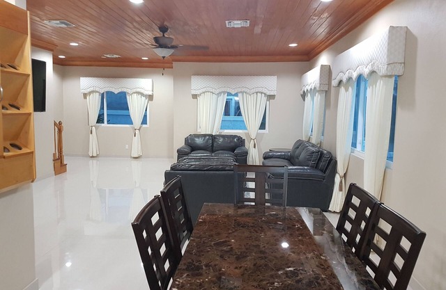 Condo in gated community with swimming pool, near the airport and near the beach
