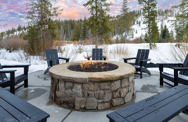 Condo near downtown w/balcony & hot tub