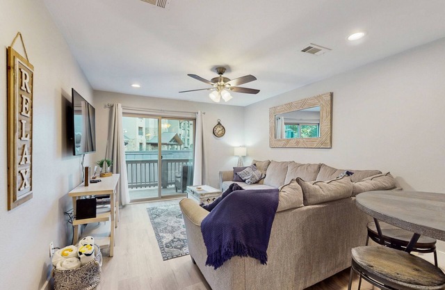 Condo Near Lake Horseshoe Bay w/Private Balcony, Washer/Dryer, A/C, WiFi