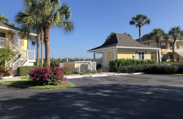 Condo Near Marco Island On Gorgeous Lake ,Pool Steps Away.