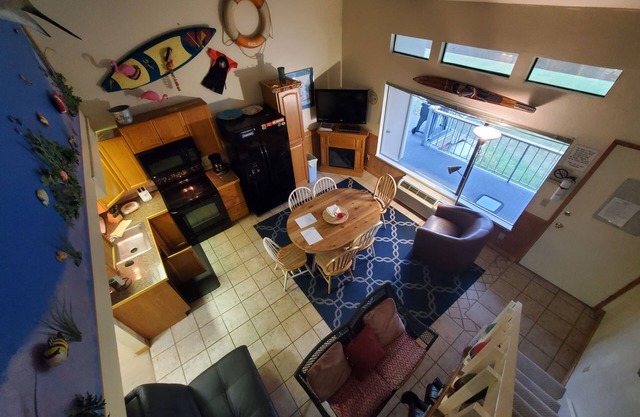 Condo nearby pool and the Gorge shuttle stop