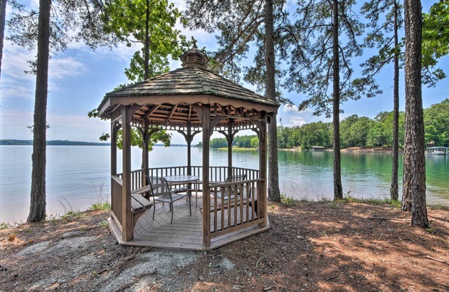 Condo on Lake Keowee w/Resort Amenities & Pool!