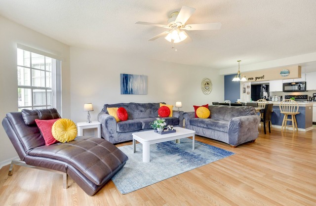 Condo w/Pool Access & Patio: 8 Mi to Disney!