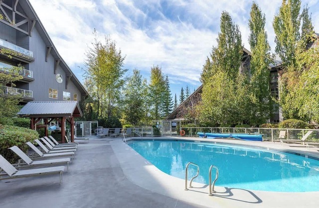 Condo w/Pool & Hot Tubs, BBQ, Gym, Biking Trails