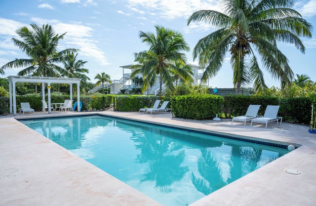 Condo w/Views, Beach, Htd Pool, Pickleball, Golf Cart, Gym,Walk to Restaurant