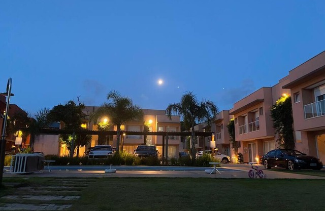 Condomínio pé na areia, super novo e confortável.