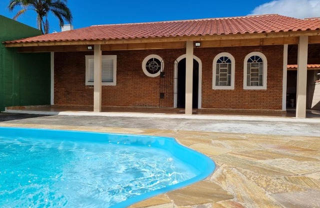 Confortável casa com piscina e churrasqueira a 100m da praia