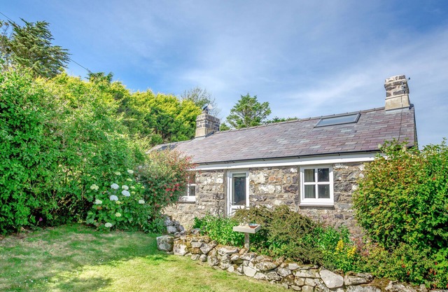 CONION GANOL, pet friendly, character holiday cottage in Aberdaron