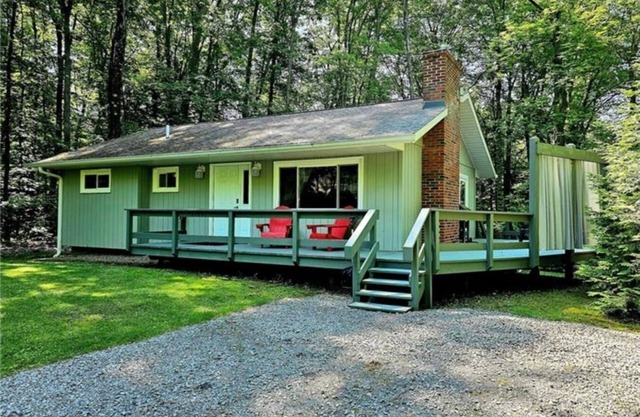 Conneaut Lake Retreat with Hot Tub and Rustic Firepit, 3/8 miles to the Lake