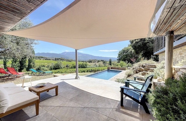 Contemporary villa with magnificent view of Mont Ventoux