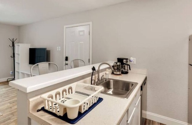 Contemporary 1BR APT w/Kitchen