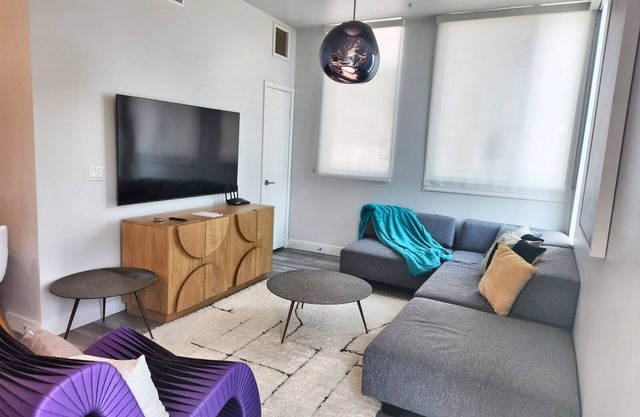 Contemporary 1BR Hollywood Haven on Spaulding Ave Complimentary - WiFi & Parking