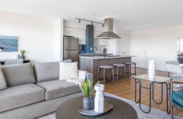 Contemporary 1BR, in unit Washer/Dryer, FREE parking with all amenities!