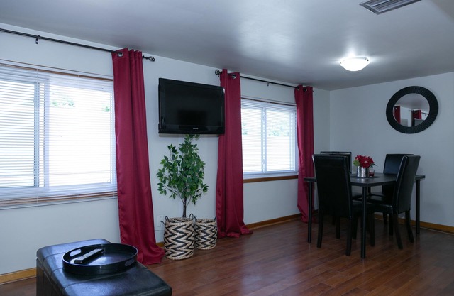 Contemporary 2 Bedroom Apt w/Private Balcony Located in Heart of Port Dalhousie