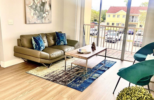 Contemporary 2 bedrooms condo