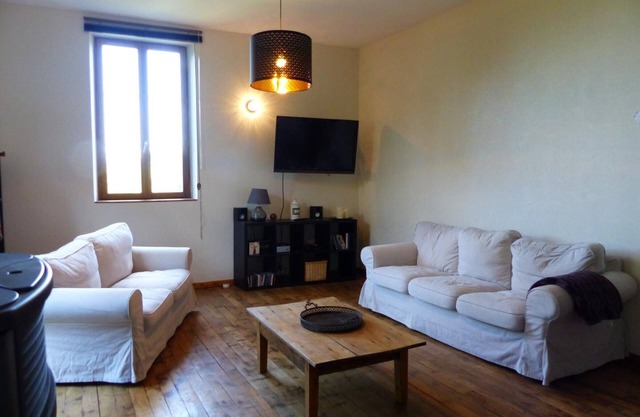 Contemporary 2-BR Getaway with Private Terrace, Near Scenic Hikes & Spa (Apr-Sep)