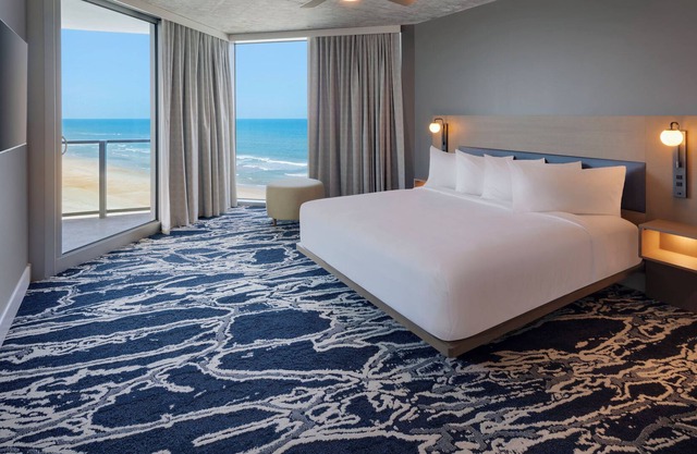 Contemporary 2BR Oceanfront Condo: Pool, Gym, Spectacular Ocean Views 603