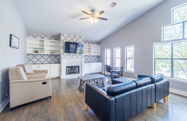 Contemporary 4-bedroom house near NRG Med. Center