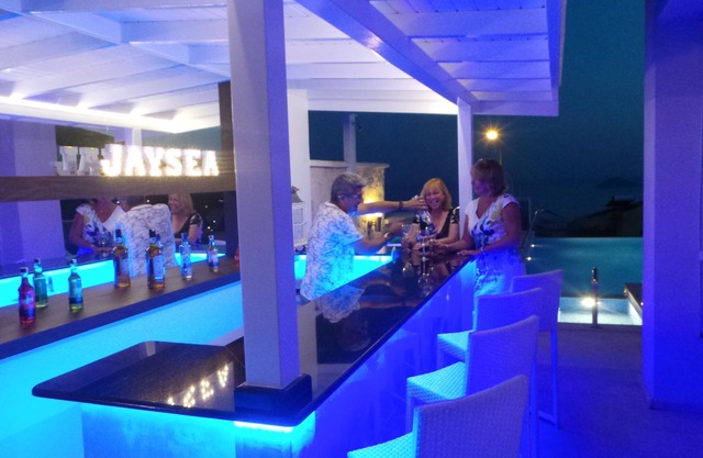 Contemporary 4 Bedroom Villa, Fab Sea View, Daily Maid, Heated Pool, 2 Bars