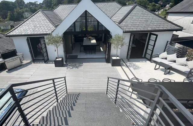 Contemporary 6-bedroom house with gym & Cinema & hot tub - sleep 18