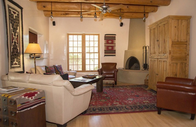 Contemporary Casa w/courtyard, 10 min. stroll to Canyon Road & historic Santa Fe