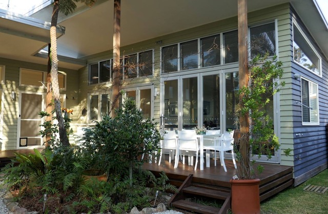 Contemporary chic-Ultra modern beach house, 2 mins stroll to beach, pet friendly