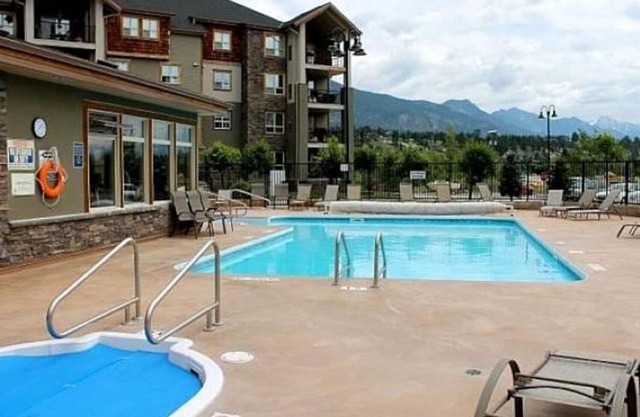 ⭐Contemporary⭐ | Cozy | Pool/Hot Tub | Lake Front