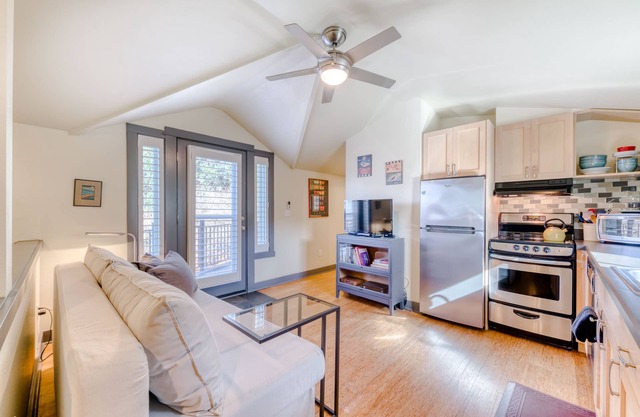 Contemporary dog-friendly studio w/cable, WiFi, and private balcony