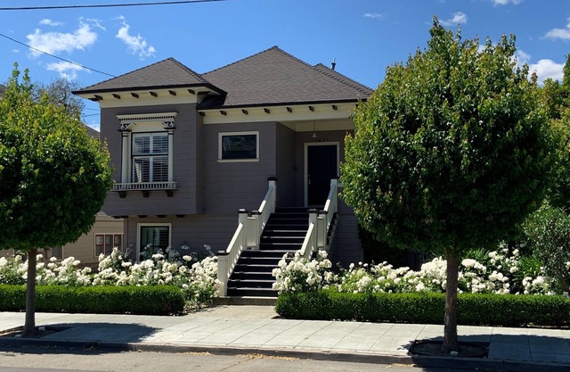 Contemporary Flat w/Gentleman's Vineyard - 1 Block to Downtown Napa! Non-Hosted
