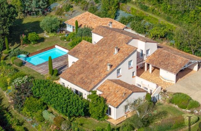 Contemporary home open to nature: happy family days.