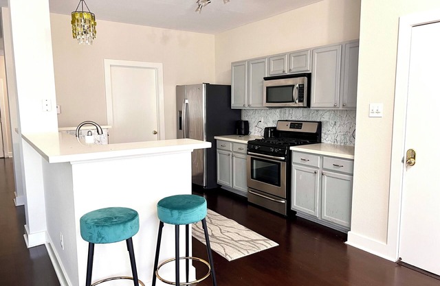 Contemporary Getaway Home. MIN away from Downtown, NRG stadium and Med center.
