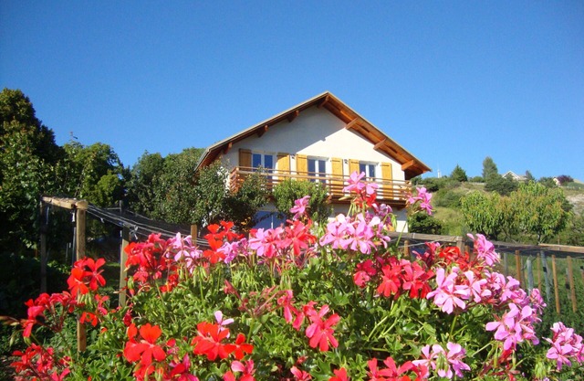 contemporary gite between Ubaye and Durance overlooking the Serre Ponçon lake